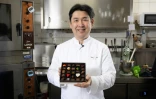 Le chocolatier japonais Yasushi Sasaki montre une boîte de ses chocolats dans son atelier à Woluwe-Saint-Pierre, une des communes de Bruxelles, le 14 mars 2024