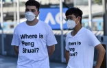 Des militants des droits de l'Homme présents dans une tribune de l'Open d'Australie, à Melbourne le 25 janvier 2022 arborent des t-shirts proclamant: "Où se trouve Peng Shuai?" 