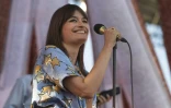 La chanteuse française Clara Luciani sur la scène des Vieilles Charrues, à Carhais-Plouguer, dans le Finistère, le 14 juillet 2022