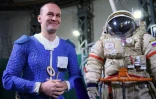 Le cosmonaute Sergueï Riazanski, à côté de sa combinaison spatiale, à  la Cité des étoiles près de Moscou, le 29 mai 2017
