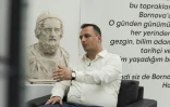 Le maire de Bornova, Omer Eski, lors d'une interview, le 7 août 2026 à Bornova, en Turquie
