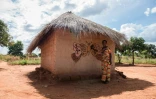 Une maison décorée d'une peinture d'argiles dans le village de Makwacha, en RDCongo, le 13 mai 2017