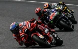 Le pilote italien Francesco Bagnaia (Ducati) mène devant le Français Fabio Quartararo (Yamaha) et l'Italien Marco Bezzecchi (Mooney), lors du Grand Prix d'Italie de MotoGP, le 29 mai 2022 sur le circuit de Mugello