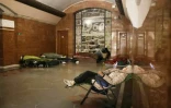 Des habitants de Kiev s'abritent dans une station de métro lors d'une attaque massive russe de drones et de missiles le 4 juillet 2025