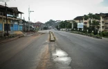 Une rue déserte à Freetown, le 26 novembre 2023