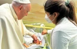 Photo publiée par le Vatican le 31 mars 2023 du pape François rendant visite à des enfants dans le service d'oncologie pédiatrique de l'hôpital Gemelli de Rome