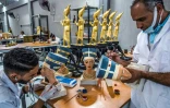 La manufacture Konouz, en périphérie du Caire, où sont confectionnées des reproductions d'objets antiques, le 17 mai 2021 en Egypte