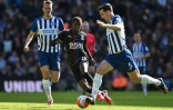 Les défenseurs de Brighton, Dan Burn (g) et Lewis Dunk (d), à la lutte avec l'attaquant nigérian de Crystal Palace, Wilfried Zaha, lors du match de Premier League à Brighton, le 29 février 2020