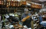 Amnon Weinstein, 76 ans montre sa collection de violons restaurés dans son atelier de Tel Aviv, le 15 juillet 2016