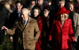 Le roi Charles III et la reine Camilla, accompagnés de la princesse Anne et de membres de la famille royale, arrivent pour la messe traditionnelle de Noël à l'église St Mary Magdalene, dans le domaine de Sandringham, dans l'est de l'Angleterre, le 25 décembre 2025