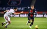L'attaquant star du PSG Neymar tente de déborder le défenseur lyonnais Léo Dubois lors du choc de Ligue 1 disputé auParc des Princes, le 13 décembre 2020