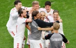 Les Danois font la fête après leur victoire sur le Pays de Galles en 8e de finale de l'Euro, à Amsterdam, le 26 juin 2021