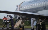 Un patient atteint par le coronavirus évacué d'urgence en avion à l'aéroport Ponta Pelada de Manaus, capitale de l'Etat brésilien d'Amazonas, le 15 janvier 2021