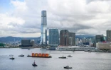 "Célébrons la loi sur la sécurité nationale" proclame une bannière sur un bateau qui vogue dans la baie de Hong Kong, le 1er juillet 2020