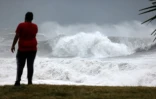 Des fortes vagues à Saint-Benoit avant le passage du cyclone tropical Batsirai, le 2 février 2022 à l'est de l'île de La Réunion