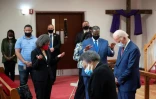 L'ancien vice-président américain Joe Biden prie lors d'une rencontre organisée le 1er juin 2020 dans une église de Wilmington, dans le Delaware, pour évoquer la mort de George Floyd et les inégalités aux Etats-Unis