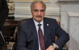 Photo prise le 17 janvier 2020 montrant le maréchal libyen Khalifa Haftar lors de discussions à Athènes avec le ministre grec des Affaires étrangères