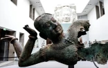 Le buste d'une statue de Vishnu présenté dans dans le cadre de l'exposition "Bronzes royaux d'Angkor" au musée Guimet à Paris, le 28 avril 2025