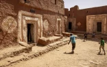 Des enfants jouent dans la ville médiévale de Oualata, le 4 avril 2025, en Mauritanie