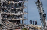 Des secouristes fouillent les décombres d'un immeuble effrondré à Surfside en Floride, le 27 juin 2021