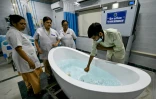 Du personnel médical prépare un bain glacé dans un service spécialisé dans le traitement des coups de chaleur à New Delhi, en Inde, le 30 mai 2024