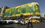 Des piétons et des automobilistes passent devant un panneau d'affichage géant représentant le chef assassiné du Hezbollah libanais, Hassan Nasrallah (G), et le guide suprême défunt iranien, l'ayatollah Ali Khamenei (D), le 27 septembre 2026 à Téhéran