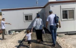Des colons israéliens devant une maison après la réouverture d'une colonie à Ganim, en Cisjordanie occupée, le 13 août 2026