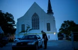 La police monte la garde, le 20 juin 2015, devant l'Emanuel African Methodist Episcopal Church à Chaleston en Caroline du Sud où a été perpétré le massacre