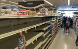 Des habitants de l'île d'Oahu à Hawaï font des courses à l'approche de l'ouragan Lane, le 22 août 2018  