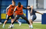 Le défenseur Benjamin Mendy (c) à la lutte avec l'attaquant Olivier Giroud (d) lors d'un entraînement des Bleus au stade d'Istra, le 23 juin 2018 