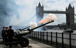 Des tirs de canons saluent devant le Tower Bridge la mémoire de la reine Elizabeth II à Londres, le 9 septembre 2022