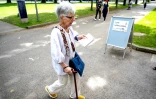 Une électrice se rend dans un bureau de vote pour les élections européennes, le 9 juin 20124 