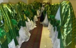 Des Afghanes attendent avant le début d'un mariage collectif à Kaboul, le 13 juin 2022