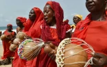 Des membres d'une Eglise locale prient le long de la plage de Grand-Bassam en Côte d'Ivoire, le 1er avril 2016