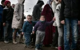 Des migrants en attente de distribution de nourriture le 1er mars 2016 à Idomeni