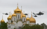 Des hélicoptères militaires russes Mil Mi-8 et Mil Mi-26, survolent le Kremlin et la place Rouge pour marquer le 75e anniversaire de la victoire sur l'Allemagne nazie, à Moscou le 9 mail 2020