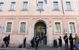 Des policiers italiens surveillent l'entrée du collège "Giovanni Vailati", le 21 mars 2019 à Crema (est de Milan) 