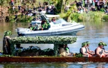 Le cercueil du défunt roi transporté par une pirogue de guerre sur le fleuve Waikato en Nouvelle-Zélande, le 5 septembre 2024 