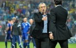 L'entraîneur de la Bosnie Mehmed Bazdarevic (g) serre la main à l'entraîneur des Gallois à la fin du match de qualification à l'Euro-2016, le 10 octobre 2015 à Zenica