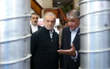 Le président iranien Massoud Pezeshkian (gauche) et le directeur de l'Organisation iranienne de l'énergie atomique, Mohammad Eslami, lors de la "Journée nationale de la technologie nucléaire", le 9 avril 2025. Photo diffusée par la présidence iranienne
