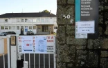 Panneau d'information sur le coronavirus devant le lycée Bertrand-Du-Guesclin, fermé temporairement, à Auray, en Bretagne, le 2 mars 2020