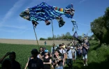 Des opposants à un projet de "mégabassines", réserves controversées d'irrigation agricole, manifestent le 11 mai 2024 près de Billom, dans le centre de la France