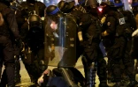 Des policiers lors d'une interpellation de manifestant à Paris, le 2 juillet 2023