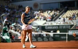 Diane Parry en difficulté face à l'Américaine Sloane Stephenssur le court central de Roland-Garros, le 27 mai 2022 