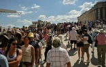 Des touristes visitent le site antique de l'Acropole, le 14 juin 2023 à Athènes