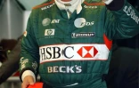 Le triple champion du monde de Formule 1 Niki Lauda le 13 janvier 2002 après avoir testé la Jaguar R2 sur le circuit de Valence (Espagne)