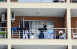 Une famille afghane sur la terrasse de leur chambre d'hôtel à Shengjin, le 11 septembre 2021 en Albanie