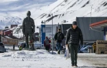 Une sculpture d'un mineur de charbon à Longyearbyen, dans l'archipel du Svalbard, le 6 mai 2022 dans le nord de la Norvège 
