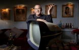 L'animateur et producteur Thierry Ardisson lors d'une séance photo à son domicile le 29 août 2016, à Paris