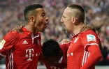 Franck Ribéry fête un but avec ses coéquipiers du Bayern Thiago Alcantara et David Alaba, le 21 septembre 2016 à Munich